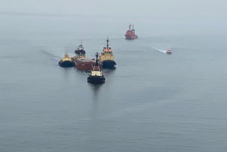 Под Одессой тонула баржа с кукурузой (фото)