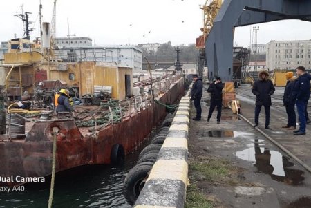 Под Одессой тонула баржа с кукурузой (фото)