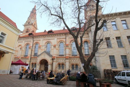 Баварские колбаски, глинтвейн и сувениры: в одесской Кирхе прошла рождественская ярмарка (фоторепортаж) 