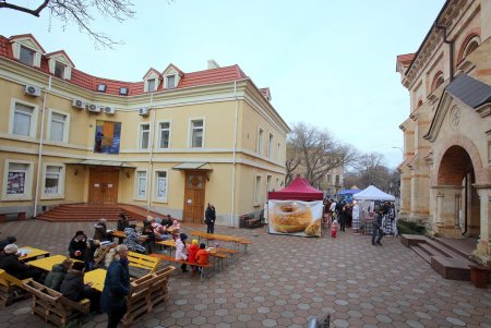 Баварские колбаски, глинтвейн и сувениры: в одесской Кирхе прошла рождественская ярмарка (фоторепортаж) 