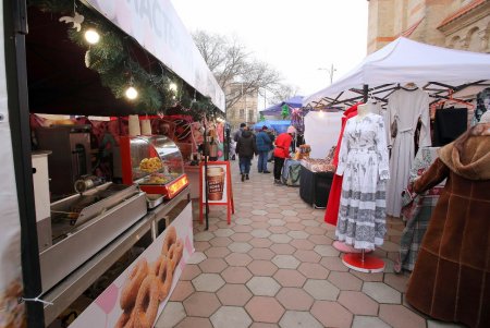 Баварские колбаски, глинтвейн и сувениры: в одесской Кирхе прошла рождественская ярмарка (фоторепортаж) 
