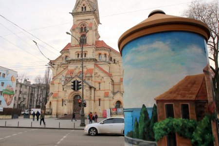 Баварские колбаски, глинтвейн и сувениры: в одесской Кирхе прошла рождественская ярмарка (фоторепортаж) 