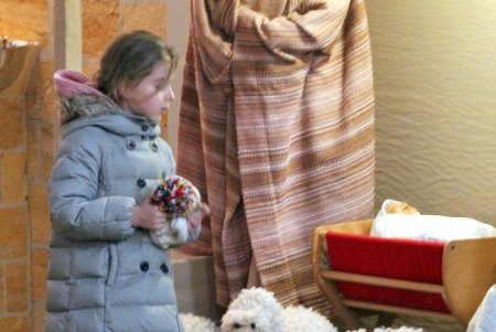 Баварские колбаски, глинтвейн и сувениры: в одесской Кирхе прошла рождественская ярмарка (фоторепортаж) 