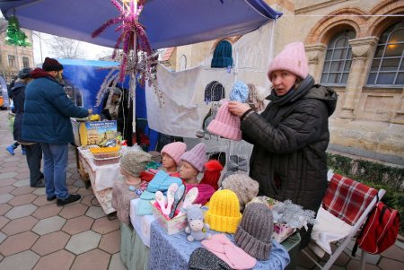 Баварские колбаски, глинтвейн и сувениры: в одесской Кирхе прошла рождественская ярмарка (фоторепортаж) 