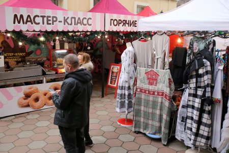 Баварские колбаски, глинтвейн и сувениры: в одесской Кирхе прошла рождественская ярмарка (фоторепортаж) 