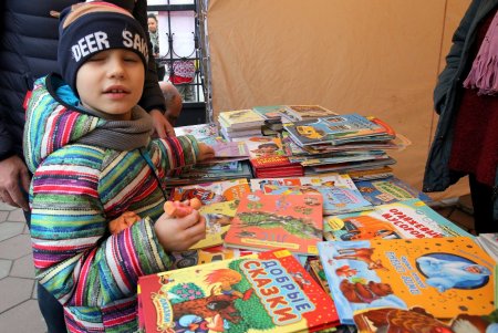 Баварские колбаски, глинтвейн и сувениры: в одесской Кирхе прошла рождественская ярмарка (фоторепортаж) 
