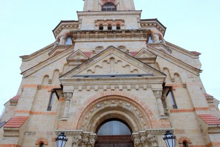 Баварские колбаски, глинтвейн и сувениры: в одесской Кирхе прошла рождественская ярмарка (фоторепортаж) 