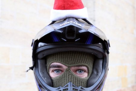 Баварские колбаски, глинтвейн и сувениры: в одесской Кирхе прошла рождественская ярмарка (фоторепортаж) 