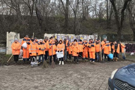 Собирали листья, очищали рельсы: к Новому году коммунальщики наводят в городе чистоту (фото)