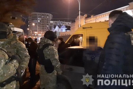 Находящегося под домашним арестом иностранца задержали по обвинению в вымогательстве (фото, видео)