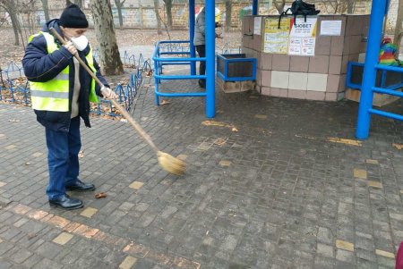 Коммунальщики очистили бюветы и памятник в Киевском районе (фото)
