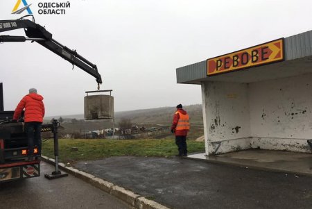 На трассах госзначения Одесской области дорожники убирают мусор и устраняют последствия аварий (фото)