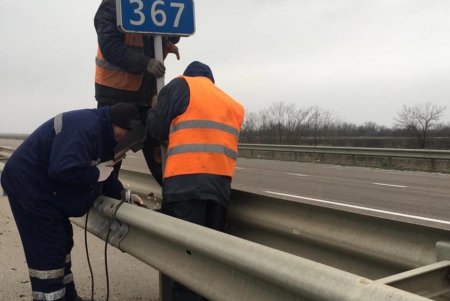 На трассах госзначения Одесской области дорожники убирают мусор и устраняют последствия аварий (фото)