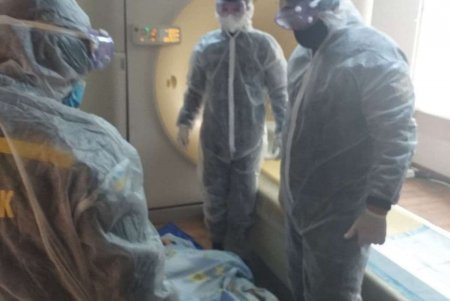 В Беляевке спасатели помогли врачам отвезти больную женщину на обследование (фото)
