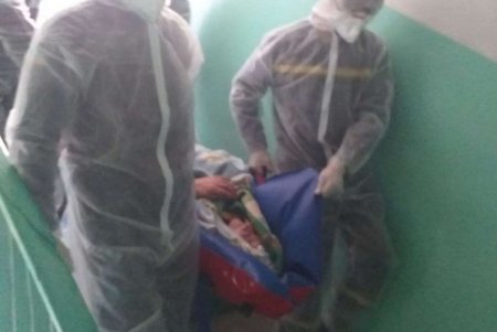 В Беляевке спасатели помогли врачам отвезти больную женщину на обследование (фото)