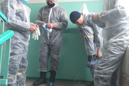 В Беляевке спасатели помогли врачам отвезти больную женщину на обследование (фото)