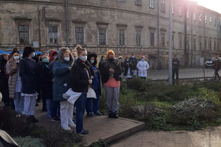 Мэр Одессы поздравил медиков инфекционной больницы с наступающим Новым годом (фото)