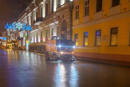 Утром коммунальщики навели чистоту в городе после ночного празднования (фото)