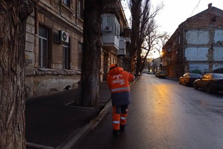 Утром коммунальщики навели чистоту в городе после ночного празднования (фото)