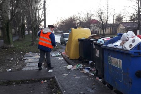 Утром коммунальщики навели чистоту в городе после ночного празднования (фото)