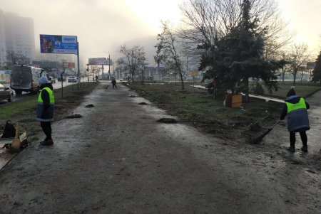 Утром коммунальщики навели чистоту в городе после ночного празднования (фото)
