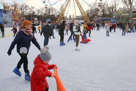Встретив Новый год, одесситы ринулись отдыхать в парк Шевченко (фоторепортаж) 