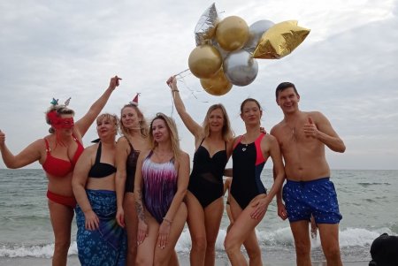 Одесские моржи попрощались со старым годом и встретили новый в морской купели (фото)