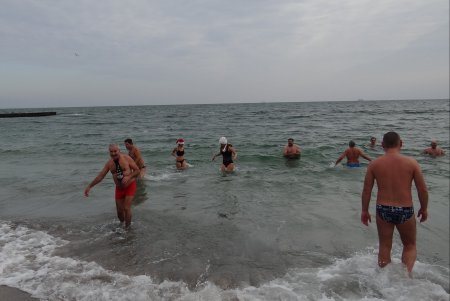 Одесские моржи попрощались со старым годом и встретили новый в морской купели (фото)