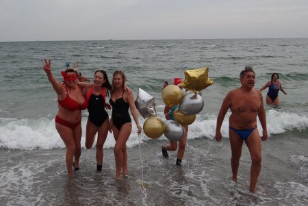 Одесские моржи попрощались со старым годом и встретили новый в морской купели (фото)