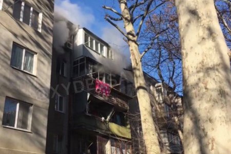 На Черемушках загорелась квартира: мужчину и женщину госпитализировали (фото)