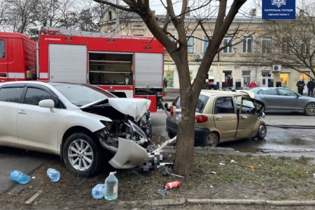 На Молдаванке произошло лобовое столкновение двух автомобилей (обновлено, фото)