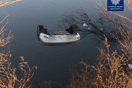 На Объездной дороге автомобиль слетел с проезжей части в водоем (фото, видео)