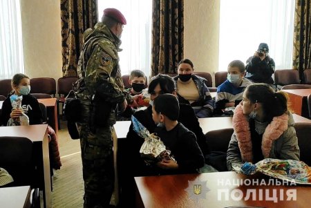 Полицейские вручили подарки детям, оказавшимся в сложных жизненных обстоятельствах (фото, видео)