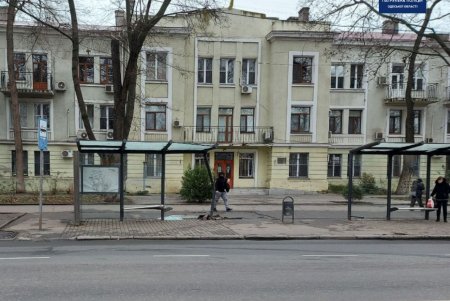 На проспекте Шевченко иномарка врезалась в два авто и остановку общественного транспорта (фото)