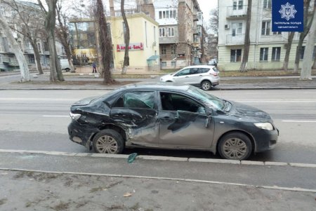 На проспекте Шевченко иномарка врезалась в два авто и остановку общественного транспорта (фото)