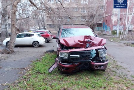 На проспекте Шевченко иномарка врезалась в два авто и остановку общественного транспорта (фото)
