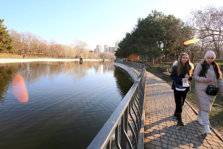 «Зимние каникулы ради безопасности»: одесситы гуляют в парке Победы (фоторепортаж)