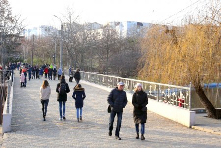 «Зимние каникулы ради безопасности»: одесситы гуляют в парке Победы (фоторепортаж)