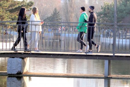 «Зимние каникулы ради безопасности»: одесситы гуляют в парке Победы (фоторепортаж)