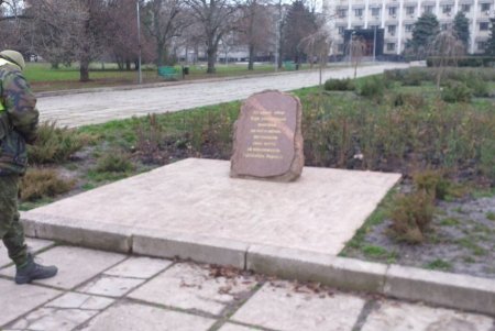 Коммунальщики очистили памятники в Приморском районе (фото)