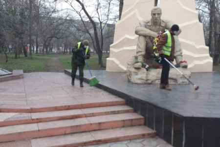 Коммунальщики очистили памятники в Приморском районе (фото)