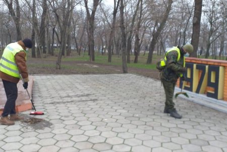 Коммунальщики очистили памятники в Приморском районе (фото)