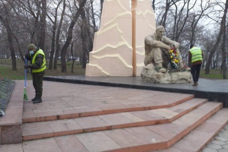 Коммунальщики очистили памятники в Приморском районе (фото)