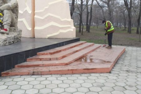 Коммунальщики очистили памятники в Приморском районе (фото)