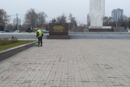 Коммунальщики очистили памятники в Приморском районе (фото)