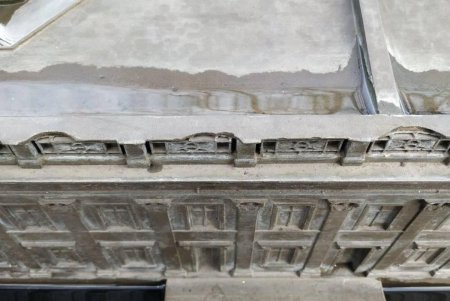 Неизвестные вандалы повредили мини-копию одесской мэрии (фото)