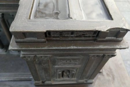 Неизвестные вандалы повредили мини-копию одесской мэрии (фото)