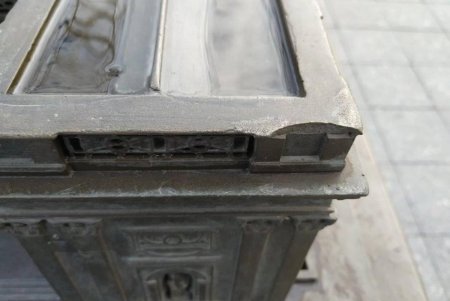 Неизвестные вандалы повредили мини-копию одесской мэрии (фото)