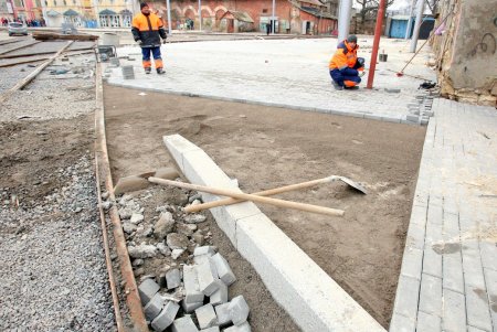 Новощепной ряд: укладка плитки, установка опор освещения и асфальтирование дороги (фоторепортаж) 
