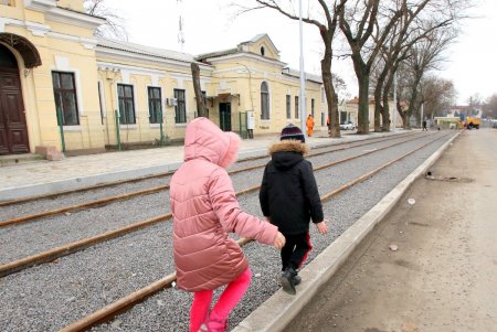 Новощепной ряд: укладка плитки, установка опор освещения и асфальтирование дороги (фоторепортаж) 